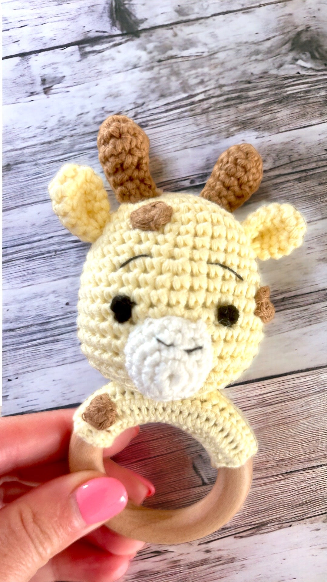 Gehäkelte Giraffenrassel Holzring