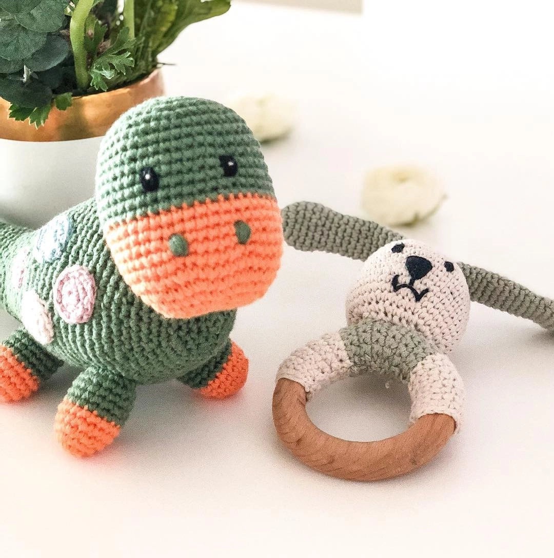 Rassel Dinosaurier Dino Brachiosaurus Pebblechild Kuscheltier