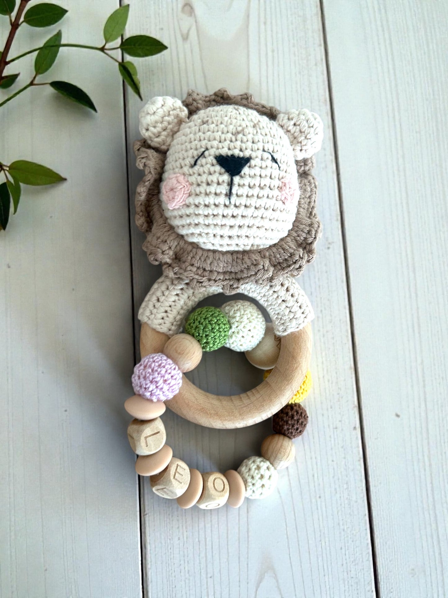 Gehäkelte Löwenrassel personalisiert