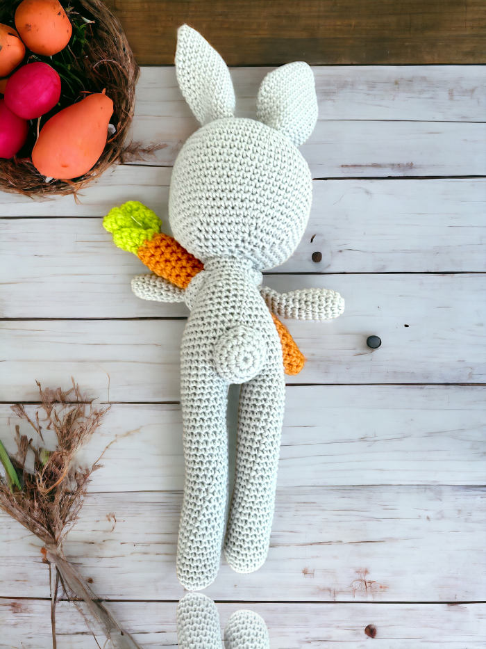 Handgehäkelter Kuschel-Hase mit Karotte – Bio-Baumwolle – Geschenk zur Geburt & Taufe Kuscheltier handgemacht