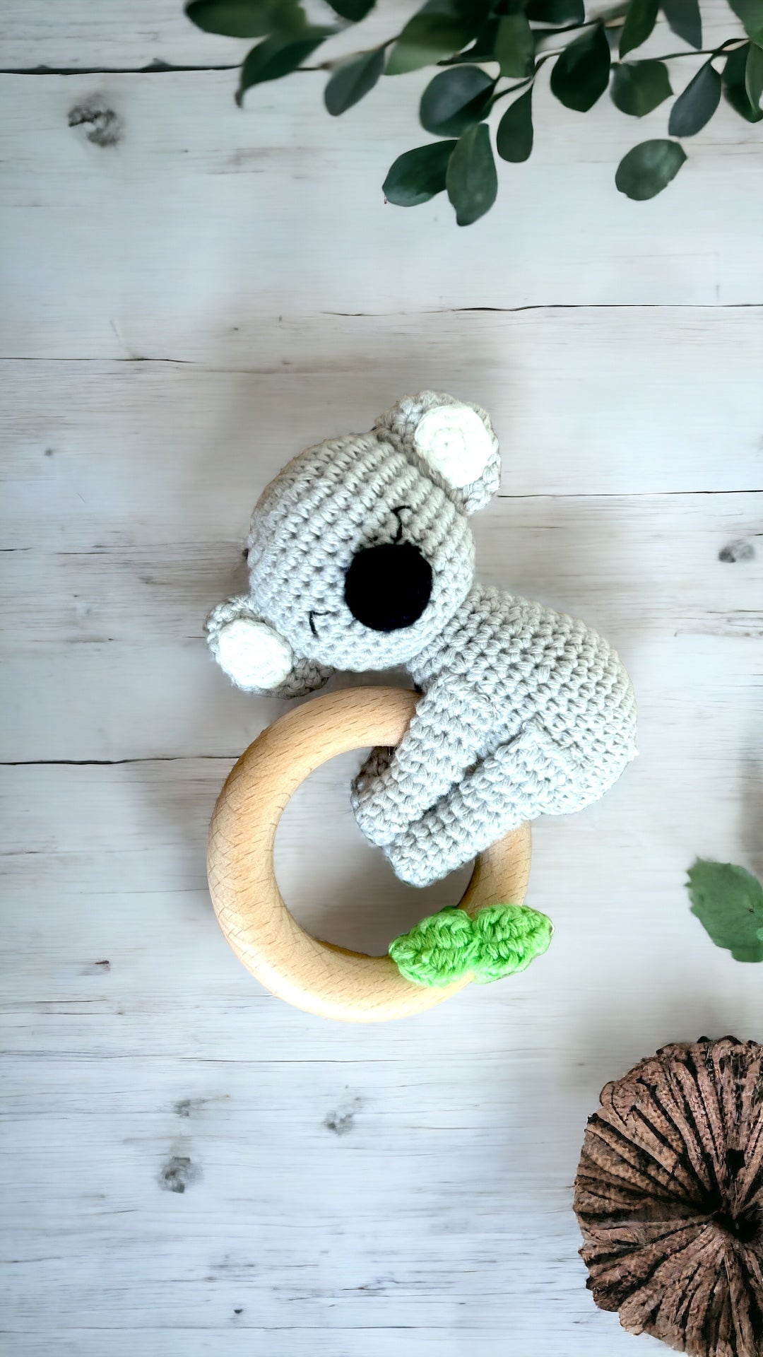 Gehäkelte Koalabärrassel Sommer Holzring