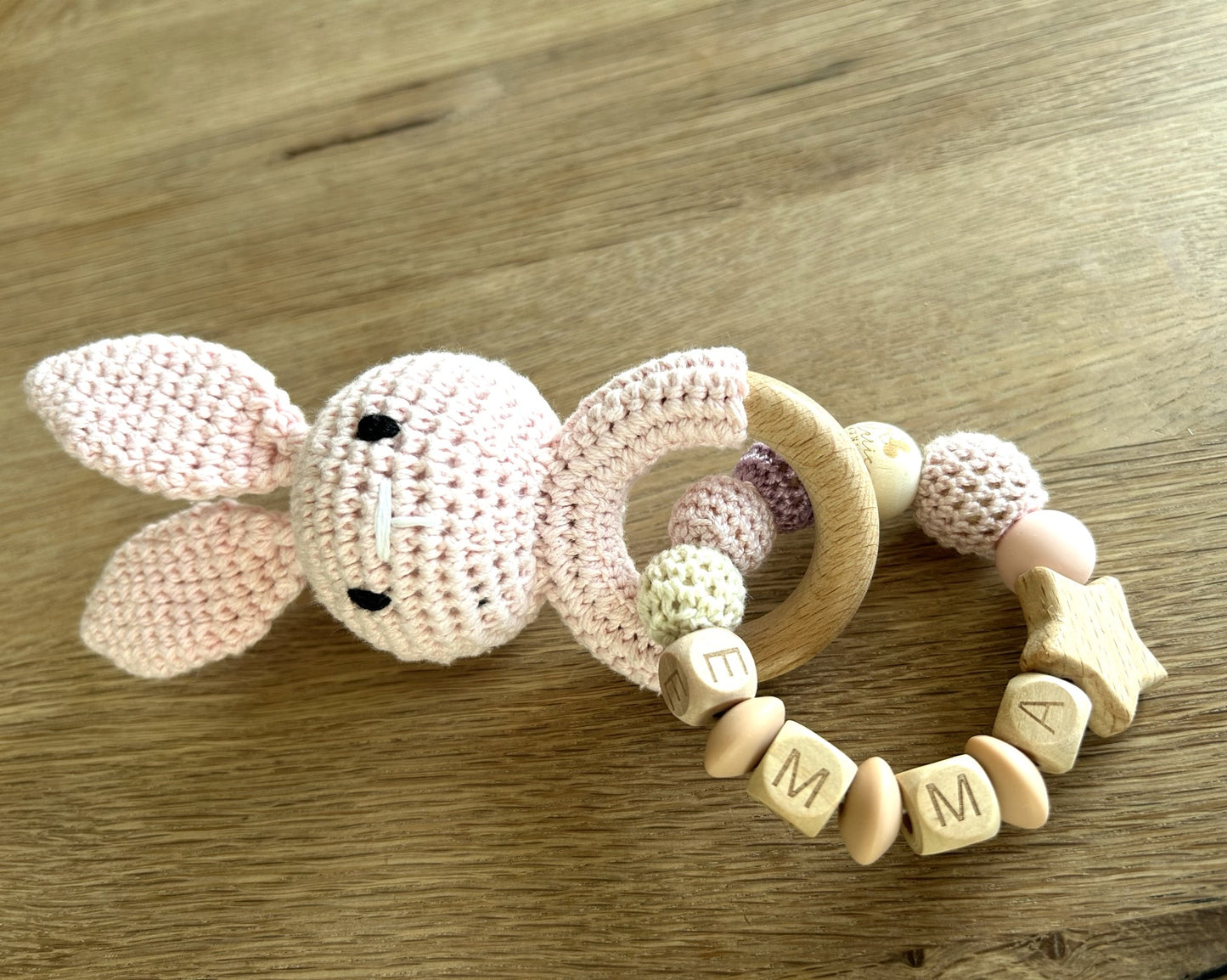 Gehäkelte Häschenrassel personalisiert Frühling