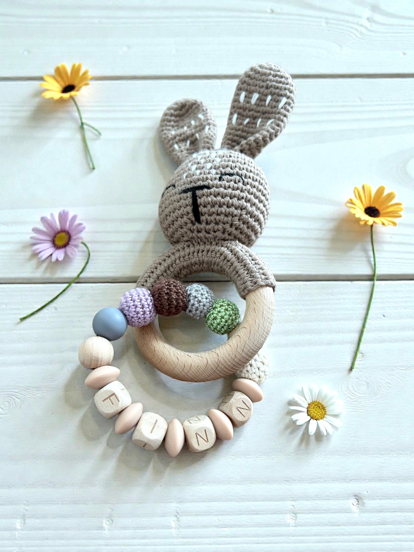 Gehäkelte Hasenrassel personalisiert