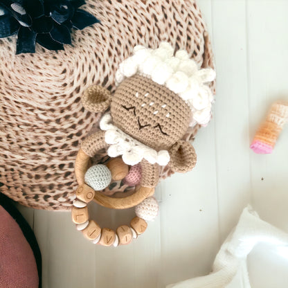 Personalisierte Schafrassel mit Namen - Handgefertigt mit Holzring – Baby Geschenk
