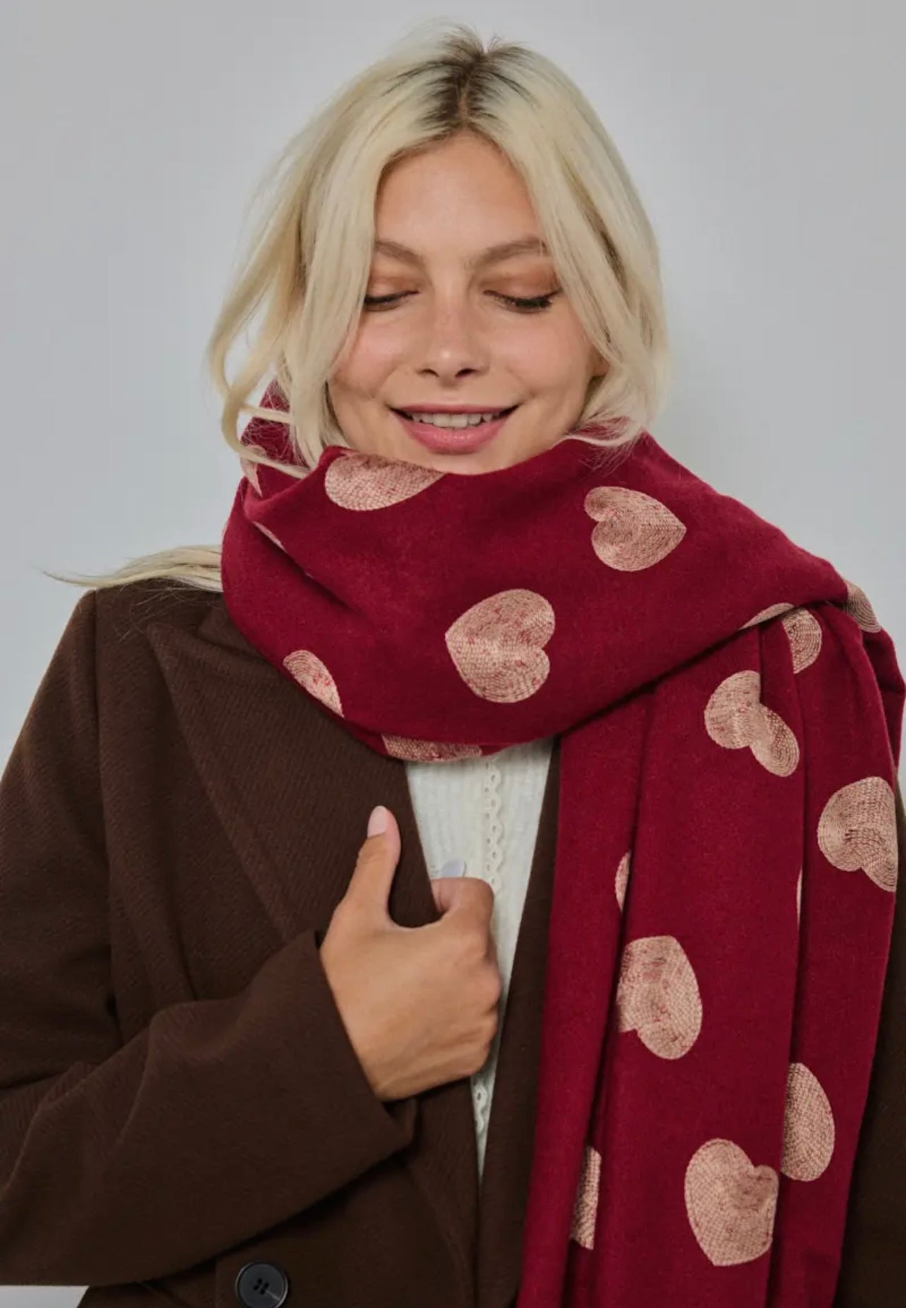Kuscheliger XL-Schal mit Herzmuster