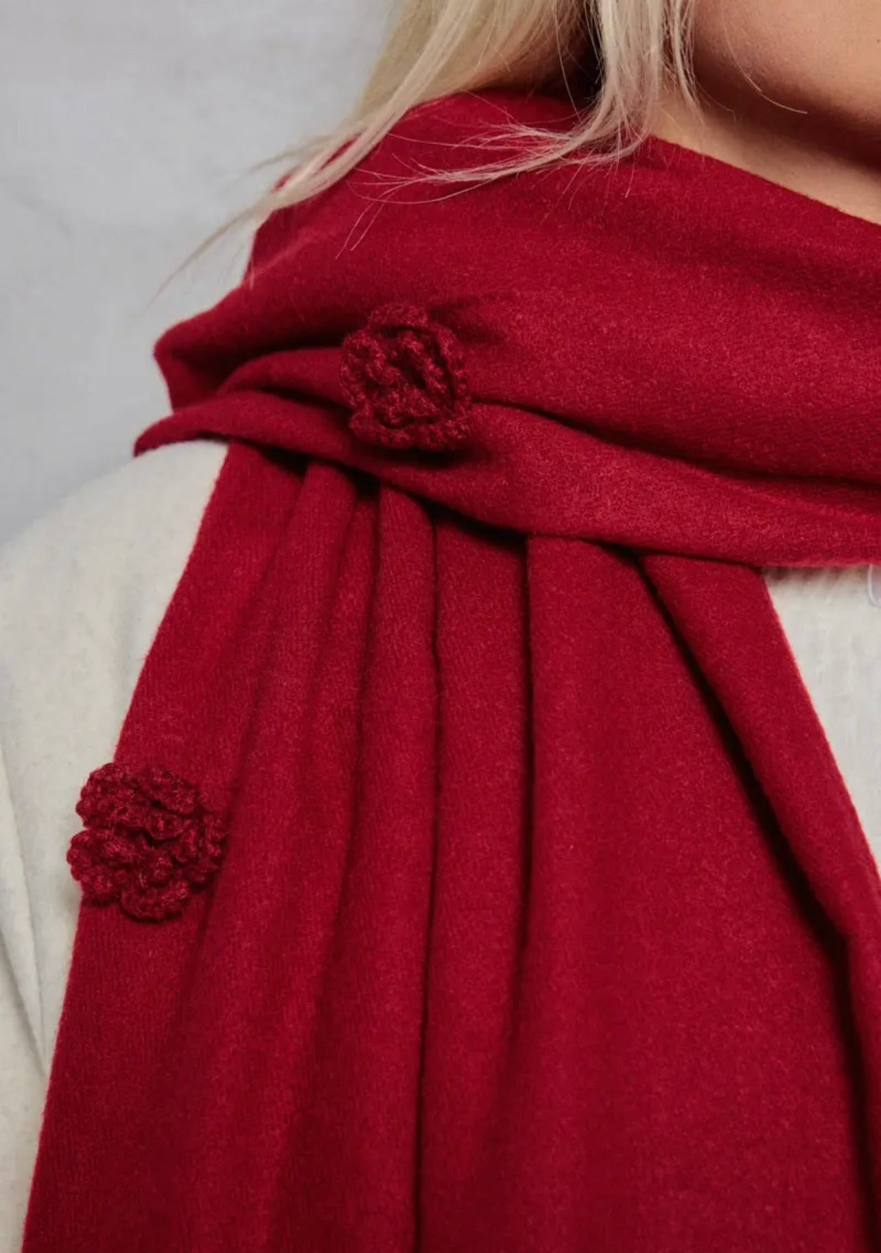 Kuscheliger XL-Schal mit  Blumenapplikation