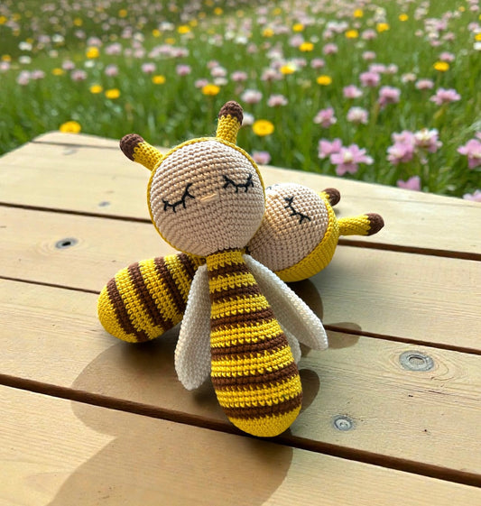 Handgehäkelte Baby-Rassel Biene Kuscheltier