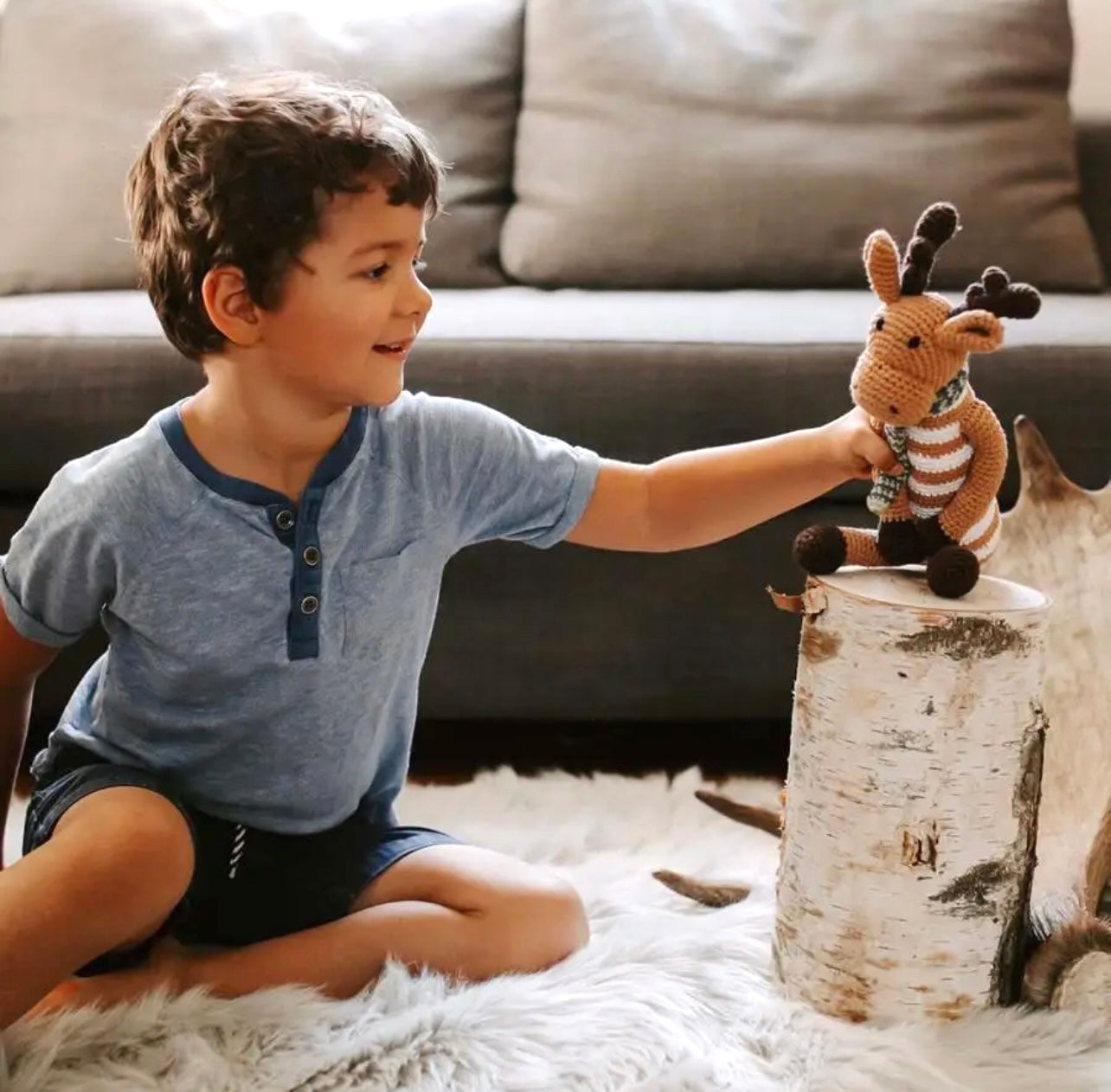 Rassel Elch mit Schal Kuscheltier Pebblechild Herbst