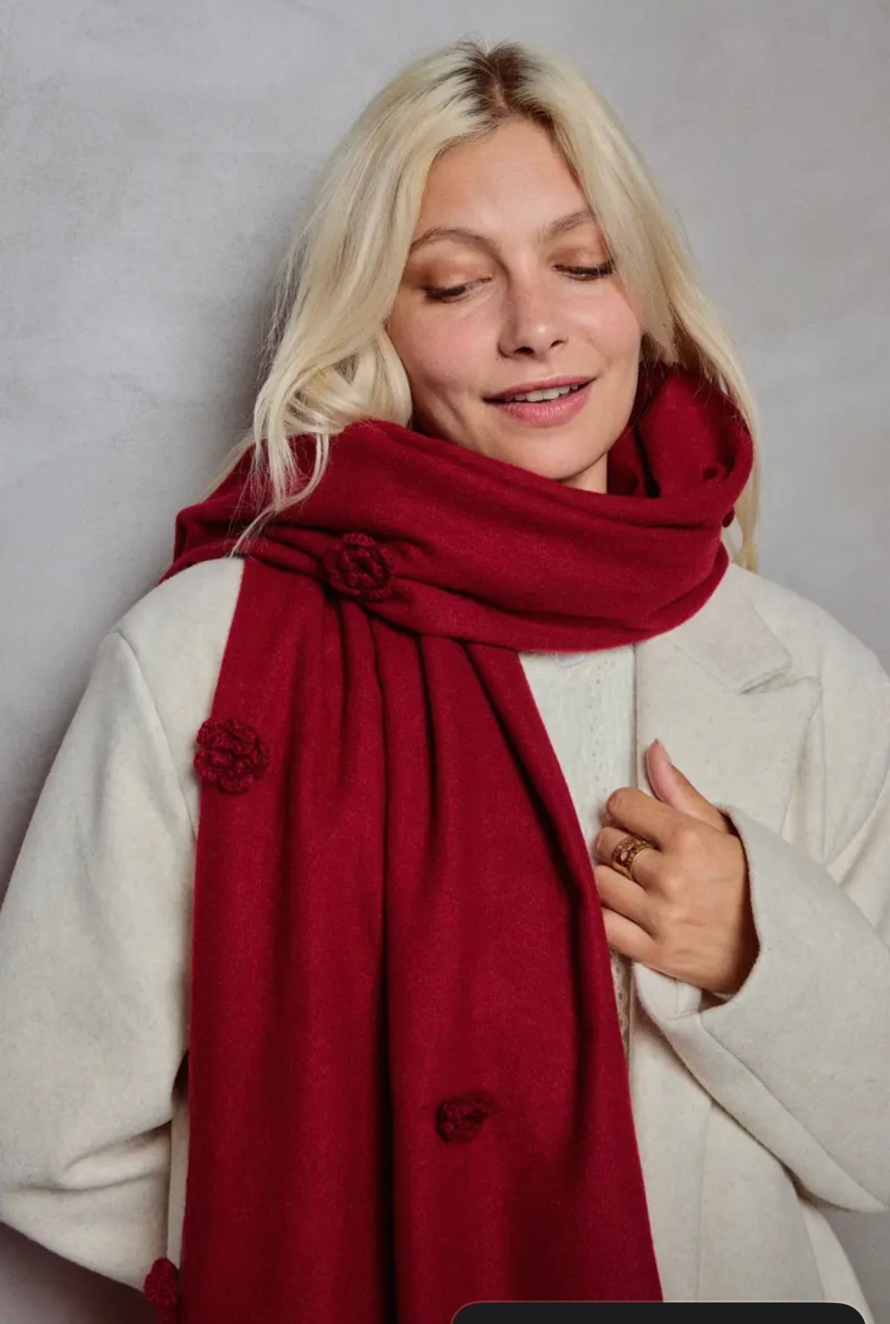 Kuscheliger XL-Schal mit  Blumenapplikation