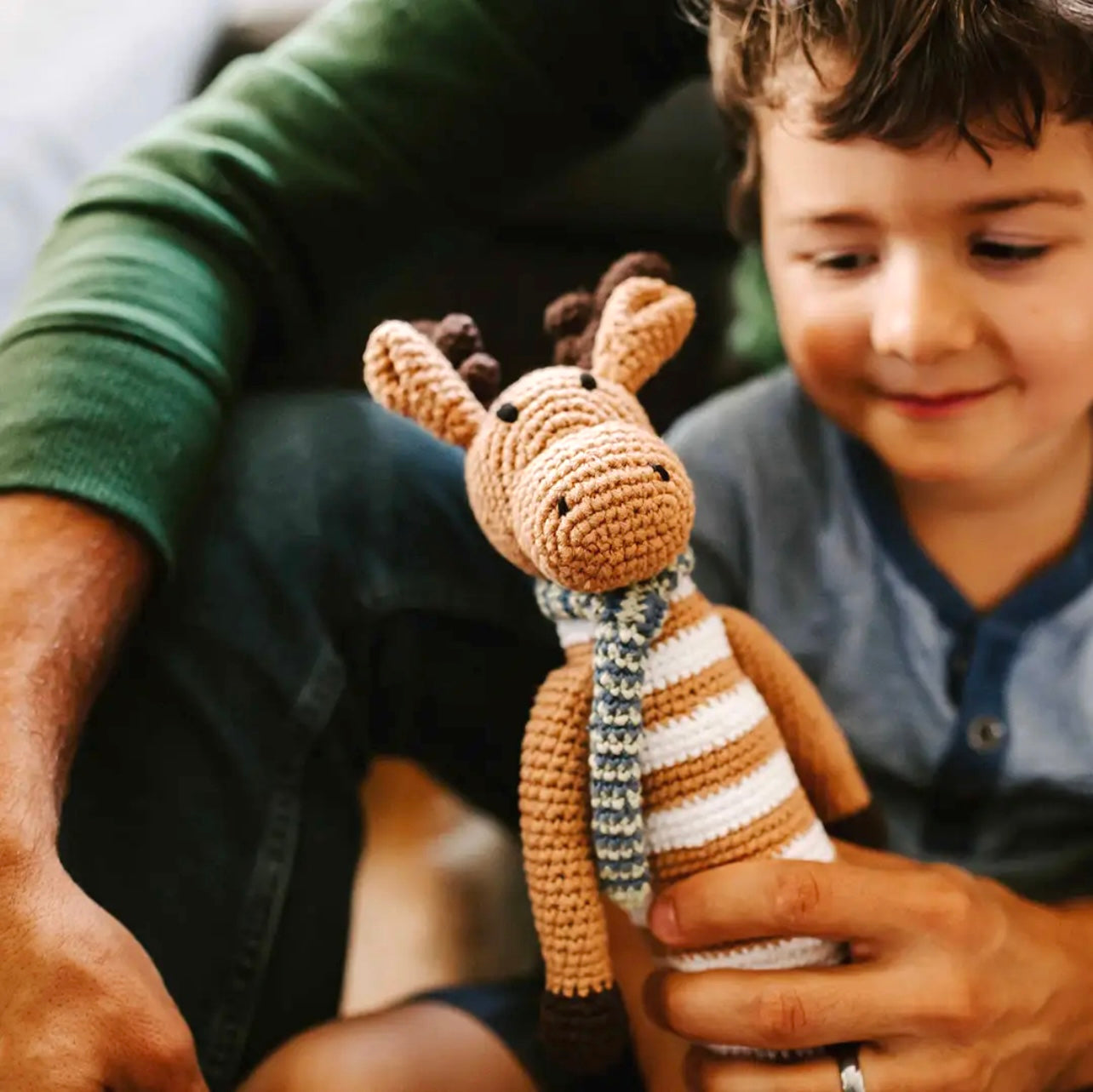 Rassel Elch mit Schal Kuscheltier Pebblechild Herbst