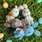 Handgehäkelte Hasen-Rassel mit Schal Kuscheltier