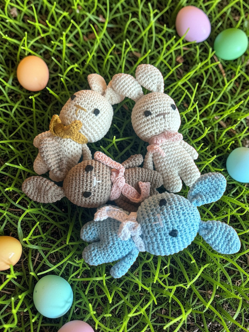 Handgehäkelte Hasen-Rassel mit Schal Kuscheltier