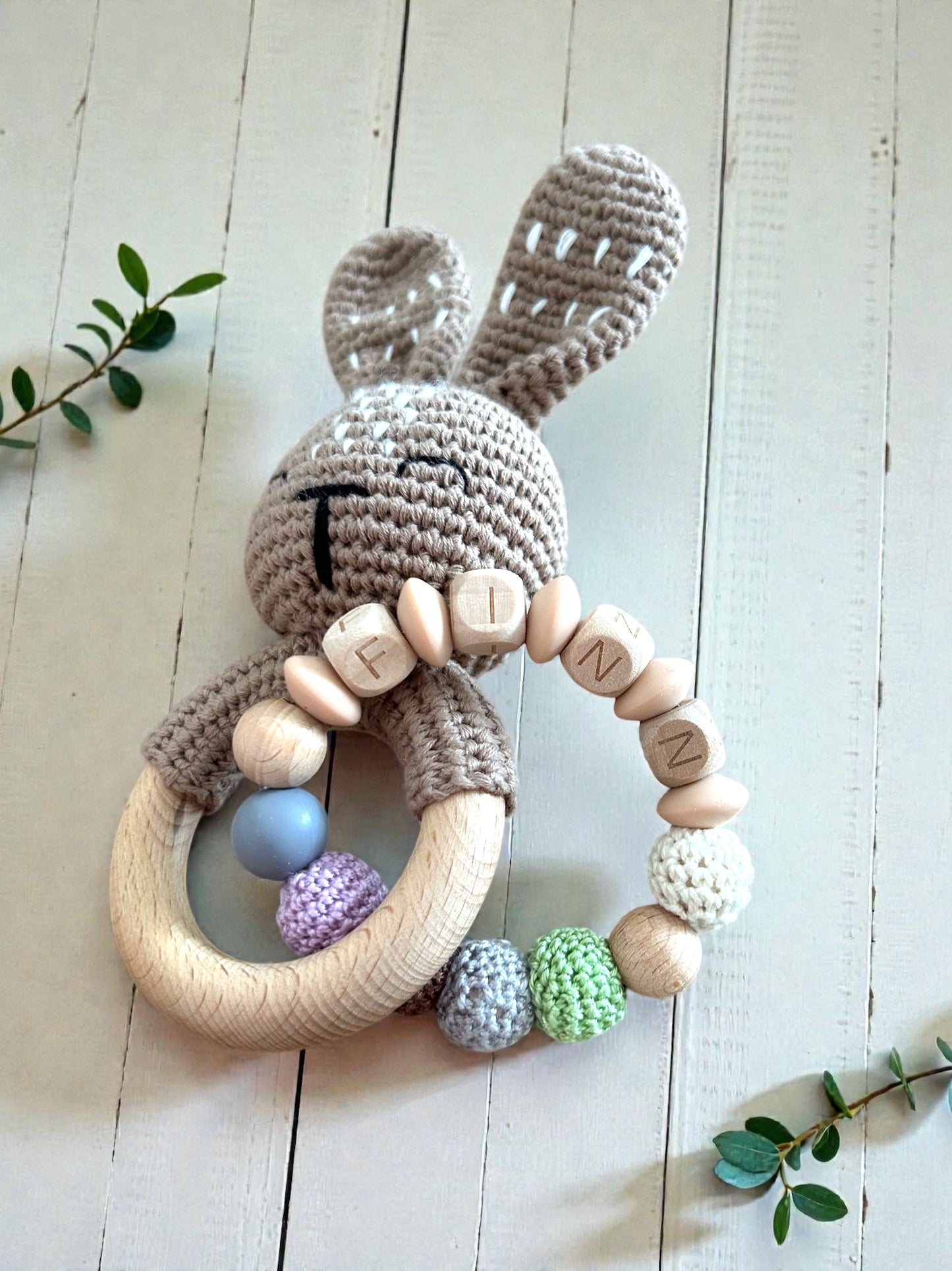 Gehäkelte Hasenrassel personalisiert