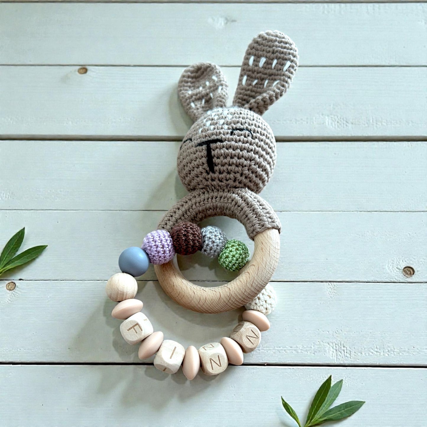 Gehäkelte Hasenrassel personalisiert