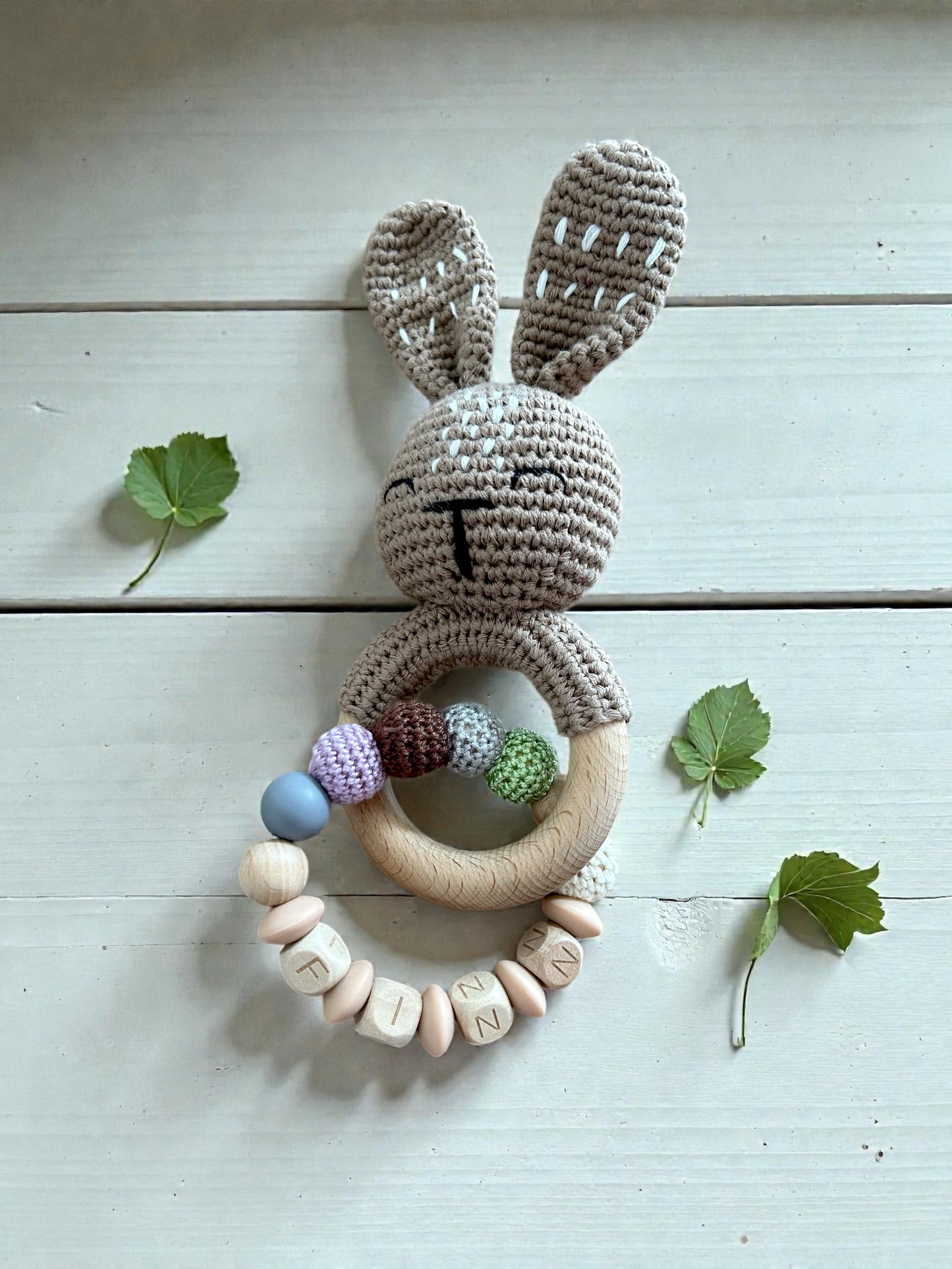 Gehäkelte Hasenrassel personalisiert