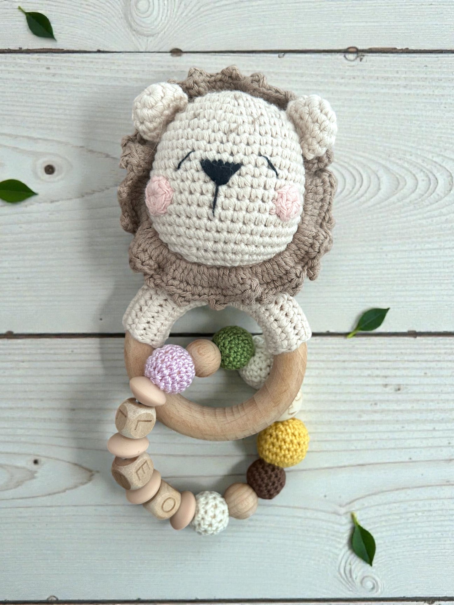 Gehäkelte Löwenrassel personalisiert