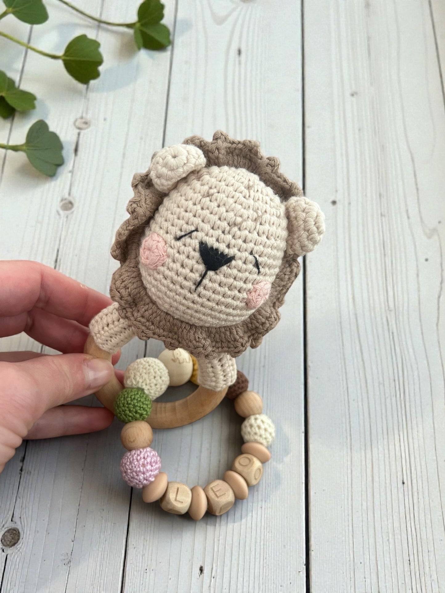Gehäkelte Löwenrassel personalisiert