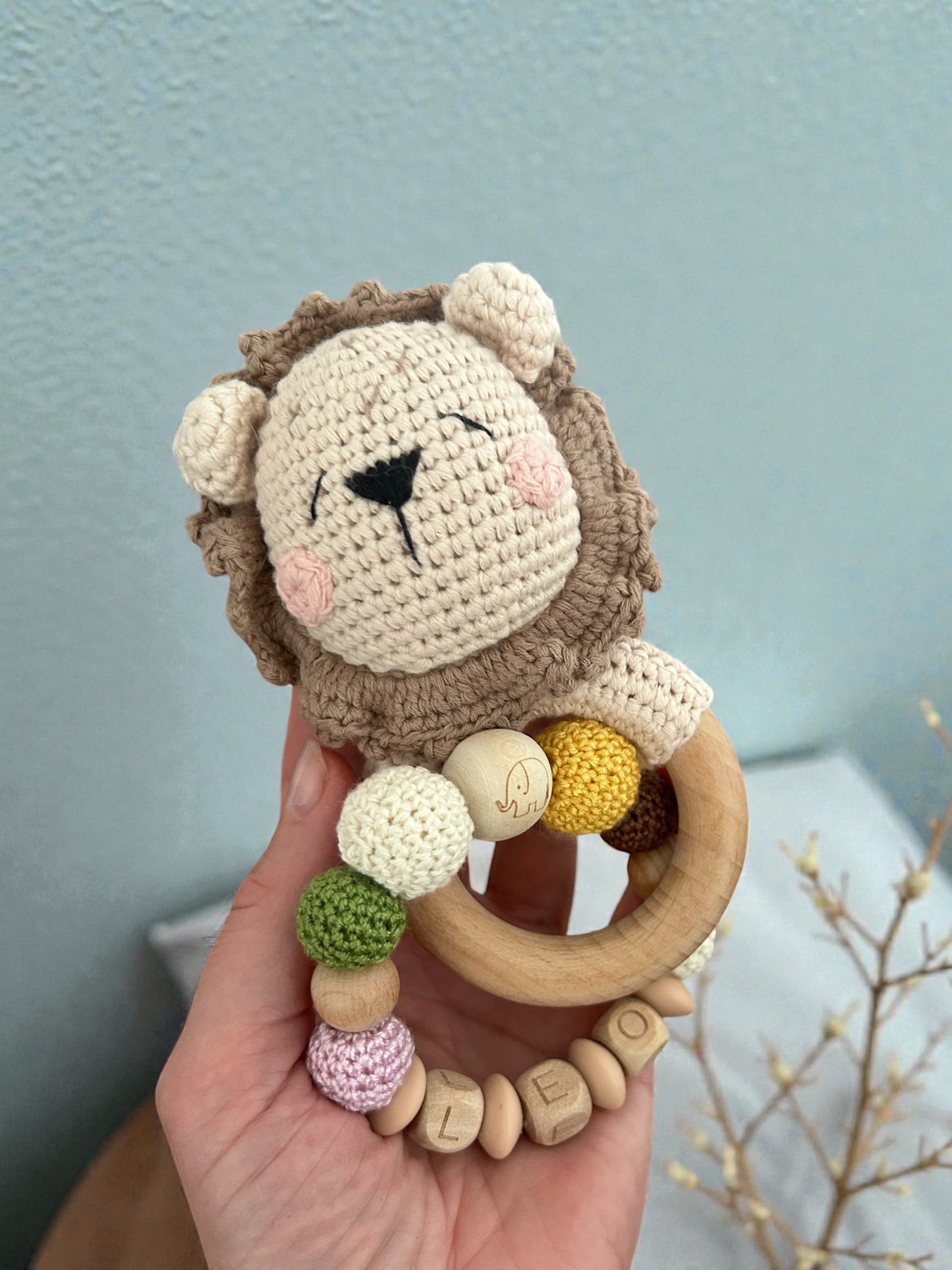 Gehäkelte Löwenrassel personalisiert
