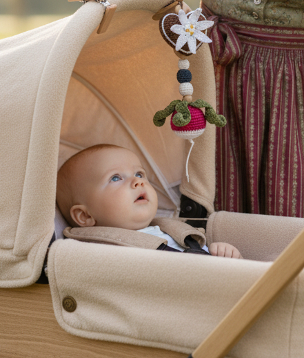 Handgehäkelter Oktoberfest- Anhänger für den Kinderwagen - Herz mit Edelweiß & Radiesschen – Bayerisches Trachten-Accessoire Bayern