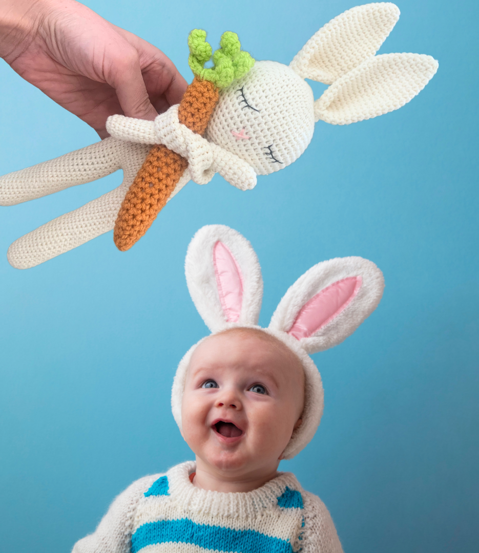 Hase mit Karotte Frühling Kuscheltier