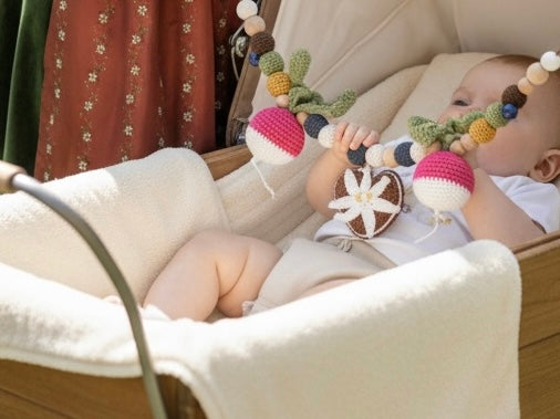 Handgehäkelte Oktoberfest Kinderwagenkette – Edelweißherz, Radieschen- Bayern