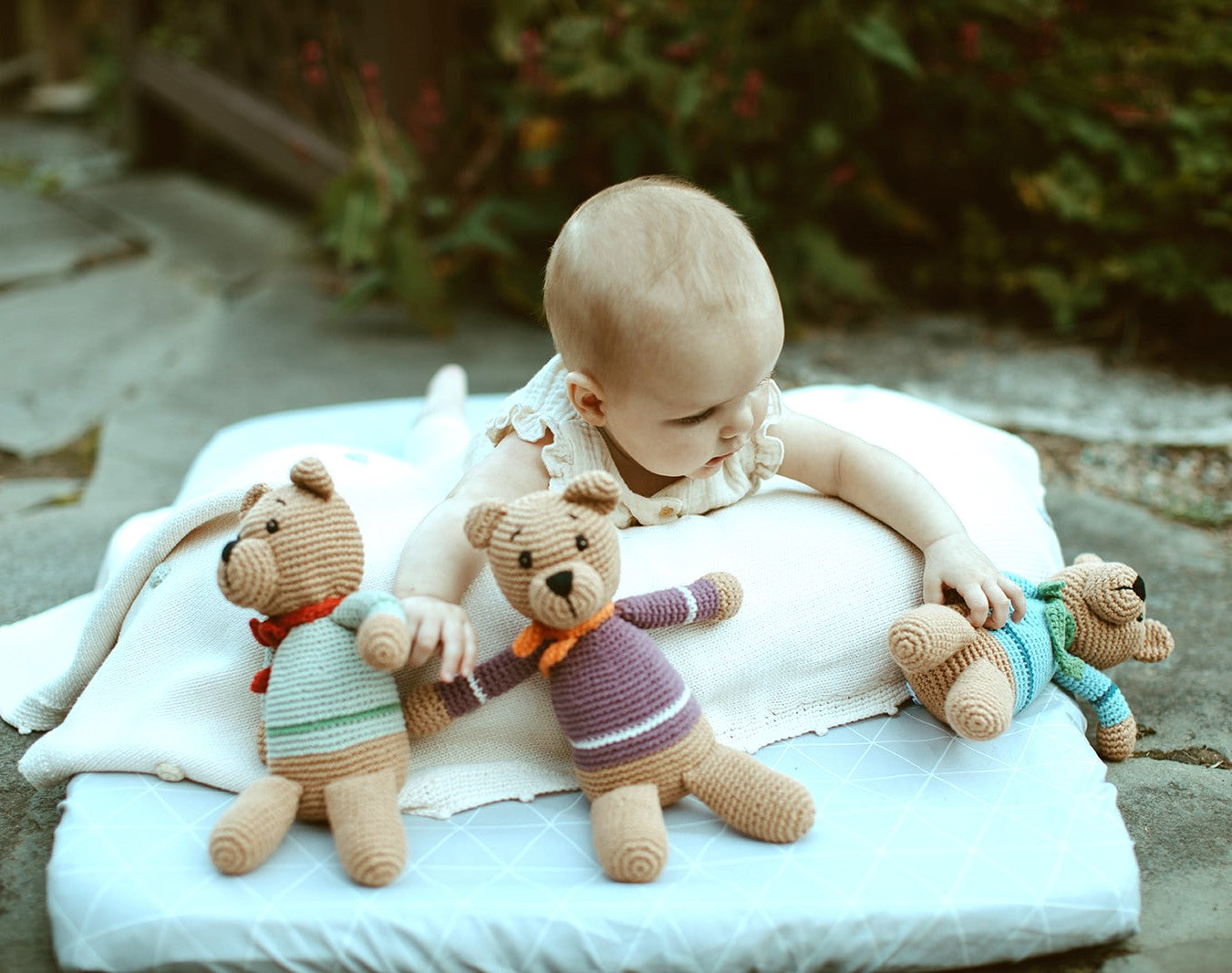 Rassel Teddybär Kuscheltier Pebblechild Sommer