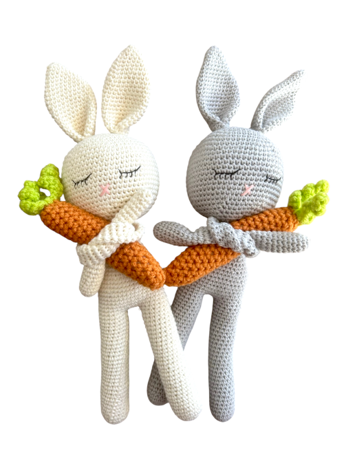 Handgehäkelter Kuschel-Hase mit Karotte – Bio-Baumwolle – Geschenk zur Geburt & Taufe  Kuscheltier handgemacht